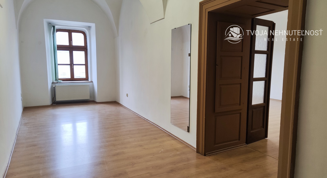 Priestor s parkovacím miestom -  na prenájom na Hlavnej ulici - Trojica - I.poschodie