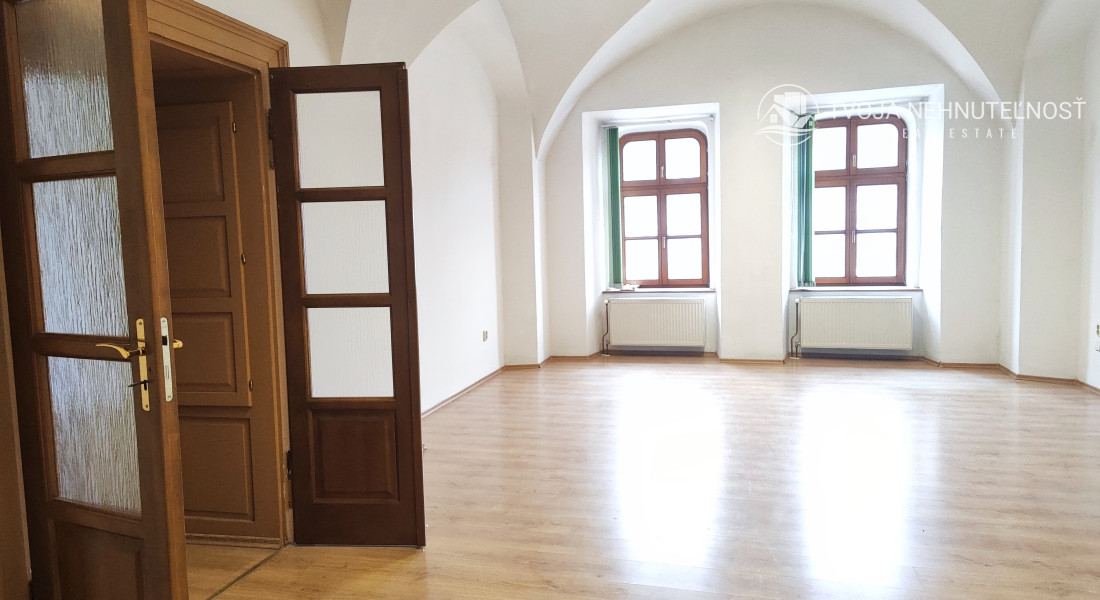 Priestor s parkovacím miestom -  na prenájom na Hlavnej ulici - Trojica - I.poschodie