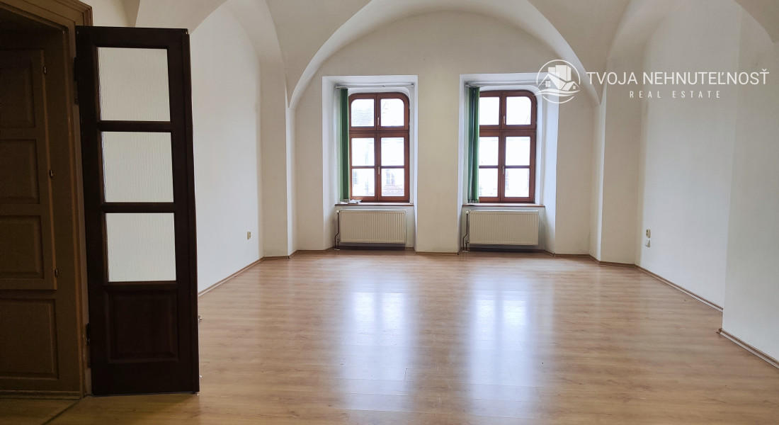 Priestor s parkovacím miestom -  na prenájom na Hlavnej ulici - Trojica - I.poschodie