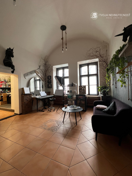 Priestor na prenájom kaderníctva na Hlavnej ulici vo dvore - prízemie