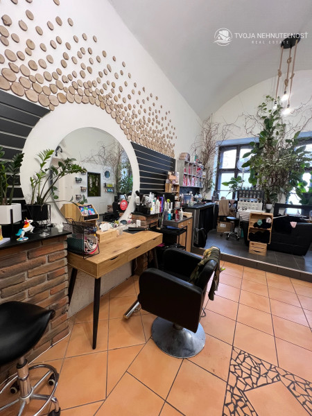 Priestor na prenájom kaderníctva na Hlavnej ulici vo dvore - prízemie