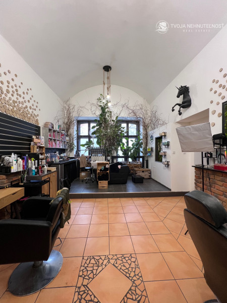Priestor na prenájom kaderníctva na Hlavnej ulici vo dvore - prízemie