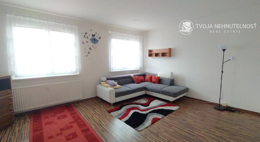 REZERVOVANÝ....Na predaj priestranný 2 izbový byt 65m2, Ďumbierska, vhodný na prenájom, čiastočná rekonštrukcia