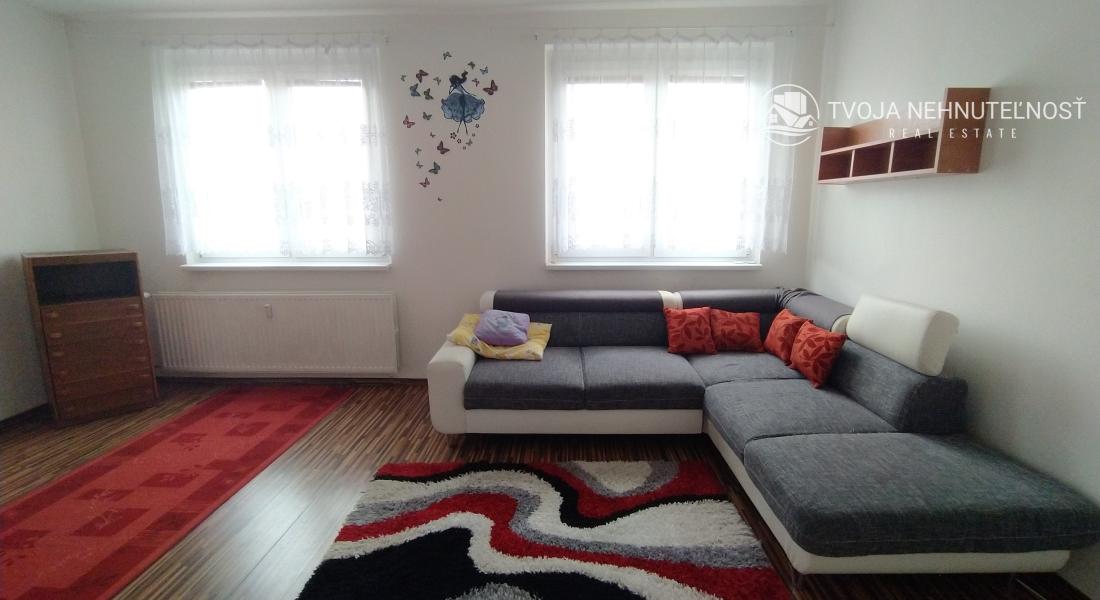 REZERVOVANÝ....Na predaj priestranný 2 izbový byt 65m2, Ďumbierska, vhodný na prenájom, čiastočná rekonštrukcia