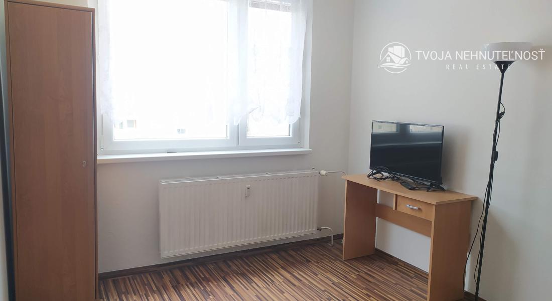 REZERVOVANÝ....Na predaj priestranný 2 izbový byt 65m2, Ďumbierska, vhodný na prenájom, čiastočná rekonštrukcia