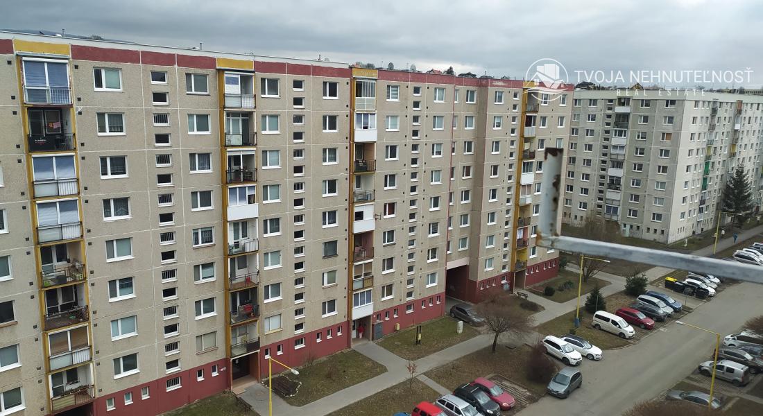 REZERVOVANÝ....Na predaj priestranný 2 izbový byt 65m2, Ďumbierska, vhodný na prenájom, čiastočná rekonštrukcia