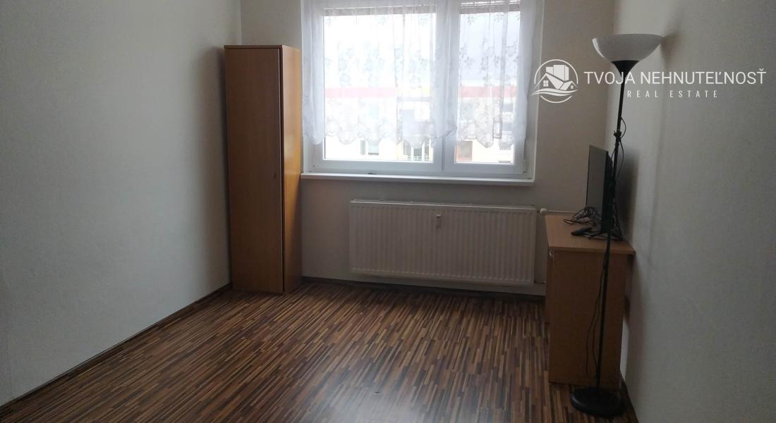 REZERVOVANÝ....Na predaj priestranný 2 izbový byt 65m2, Ďumbierska, vhodný na prenájom, čiastočná rekonštrukcia