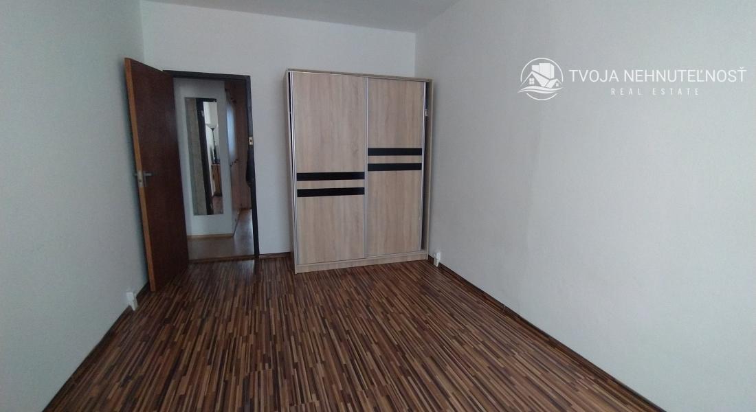 REZERVOVANÝ....Na predaj priestranný 2 izbový byt 65m2, Ďumbierska, vhodný na prenájom, čiastočná rekonštrukcia