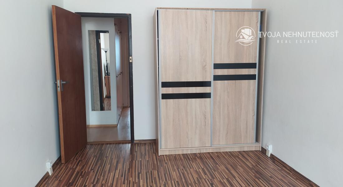 REZERVOVANÝ....Na predaj priestranný 2 izbový byt 65m2, Ďumbierska, vhodný na prenájom, čiastočná rekonštrukcia