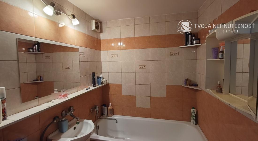 REZERVOVANÝ....Na predaj priestranný 2 izbový byt 65m2, Ďumbierska, vhodný na prenájom, čiastočná rekonštrukcia