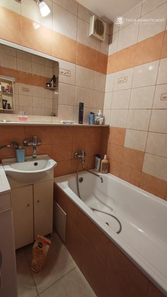 REZERVOVANÝ....Na predaj priestranný 2 izbový byt 65m2, Ďumbierska, vhodný na prenájom, čiastočná rekonštrukcia