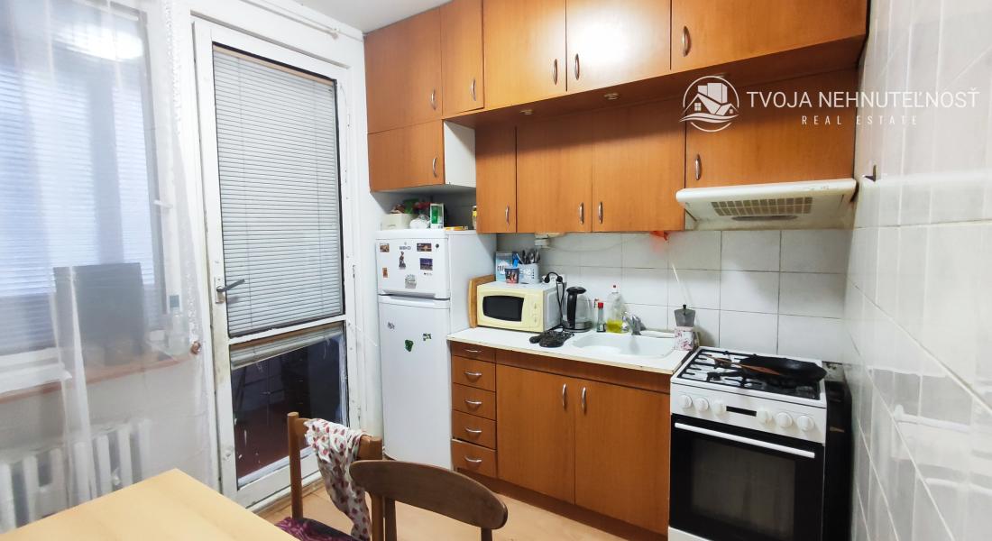 REZERVOVANÝ....Na predaj priestranný 2 izbový byt 65m2, Ďumbierska, vhodný na prenájom, čiastočná rekonštrukcia