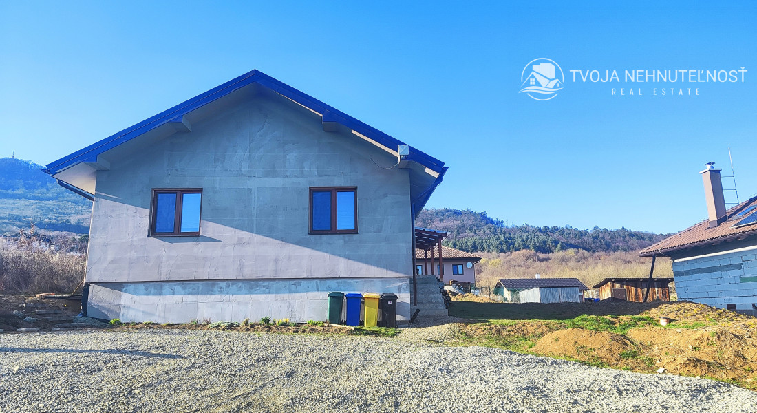 Na predaj krásny 4 izbový dom s možnosťou realizácie obytného podkrovia na 2 izby, veľkorysý pozemok 1000 m2, Fintice