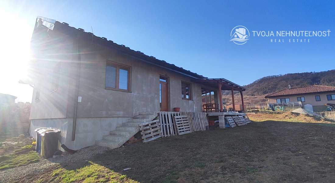 Na predaj krásny 4 izbový dom s možnosťou realizácie obytného podkrovia na 2 izby, veľkorysý pozemok 1000 m2, Fintice