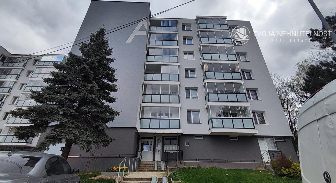 Prenajatý do 1.11.2026....Slnečný 2 izbový byt s nádhernym výhľadom na les, zariadený