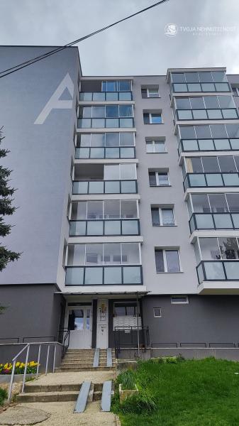 Prenajatý do 1.11.2026....Slnečný 2 izbový byt s nádhernym výhľadom na les, zariadený