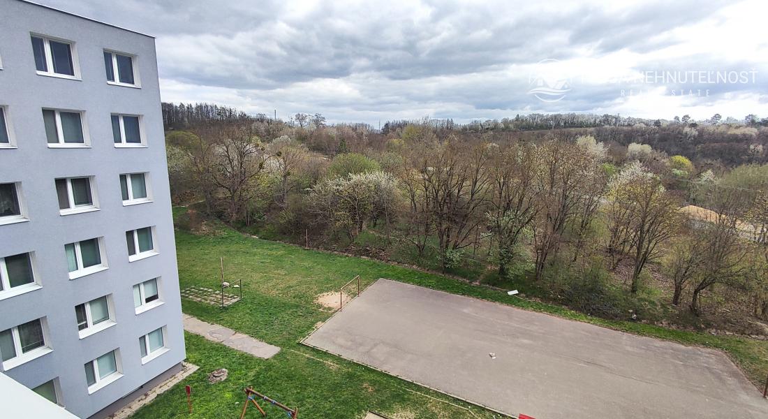 Prenajatý do 1.11.2026....Slnečný 2 izbový byt s nádhernym výhľadom na les, zariadený