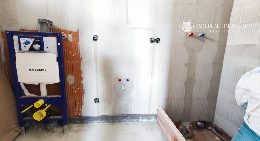 NOVÁ PONUKA! Na predaj 4 izbový tehlový holodom Vyšná Šebastová, komfortný pozemok 8,5a