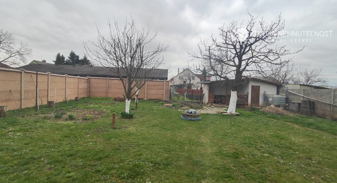 Perspektívny 5 izbový rodinný dom s garážou a prístreškom pre auto, Ľubotice, rovinatý pozemok 600 m2, podpivničený