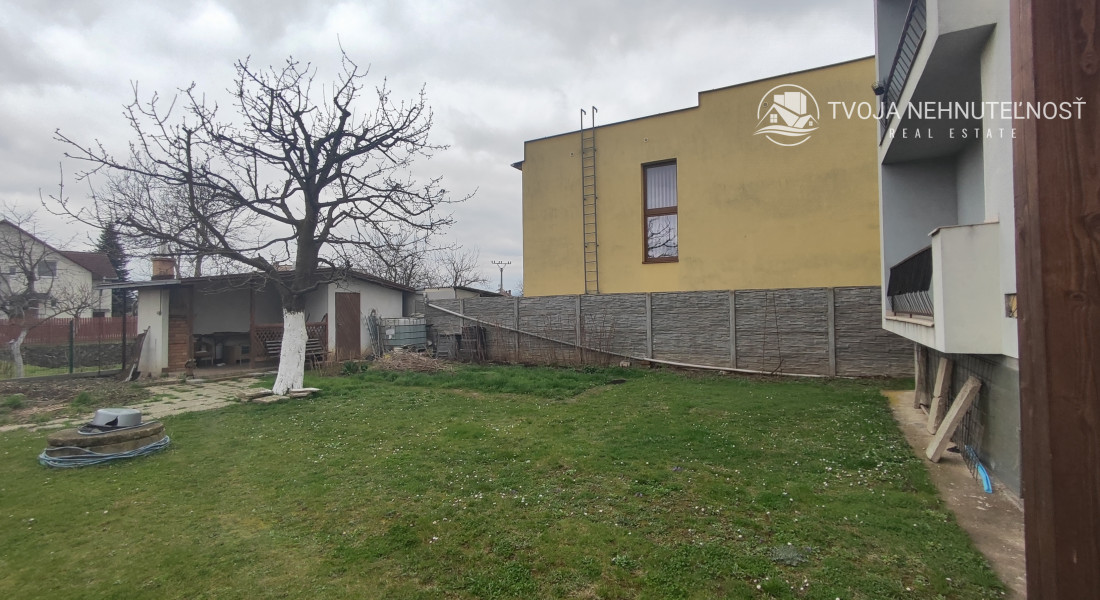 Perspektívny 5 izbový rodinný dom s garážou a prístreškom pre auto, Ľubotice, rovinatý pozemok 600 m2, podpivničený