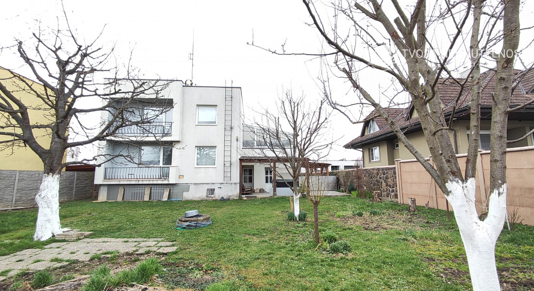 Perspektívny 5 izbový rodinný dom s garážou a prístreškom pre auto, Ľubotice, rovinatý pozemok 600 m2, podpivničený