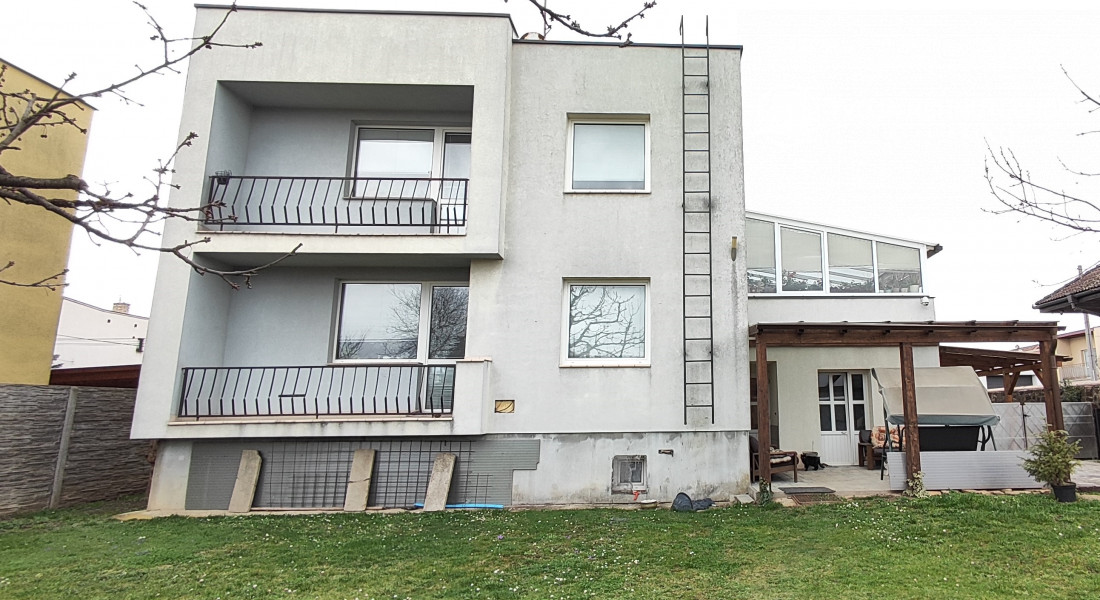 Perspektívny 5 izbový rodinný dom s garážou a prístreškom pre auto, Ľubotice, rovinatý pozemok 600 m2, podpivničený