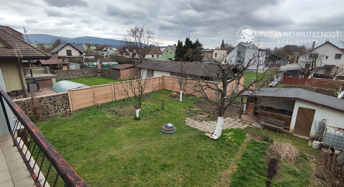 Perspektívny 5 izbový rodinný dom s garážou a prístreškom pre auto, Ľubotice, rovinatý pozemok 600 m2, podpivničený