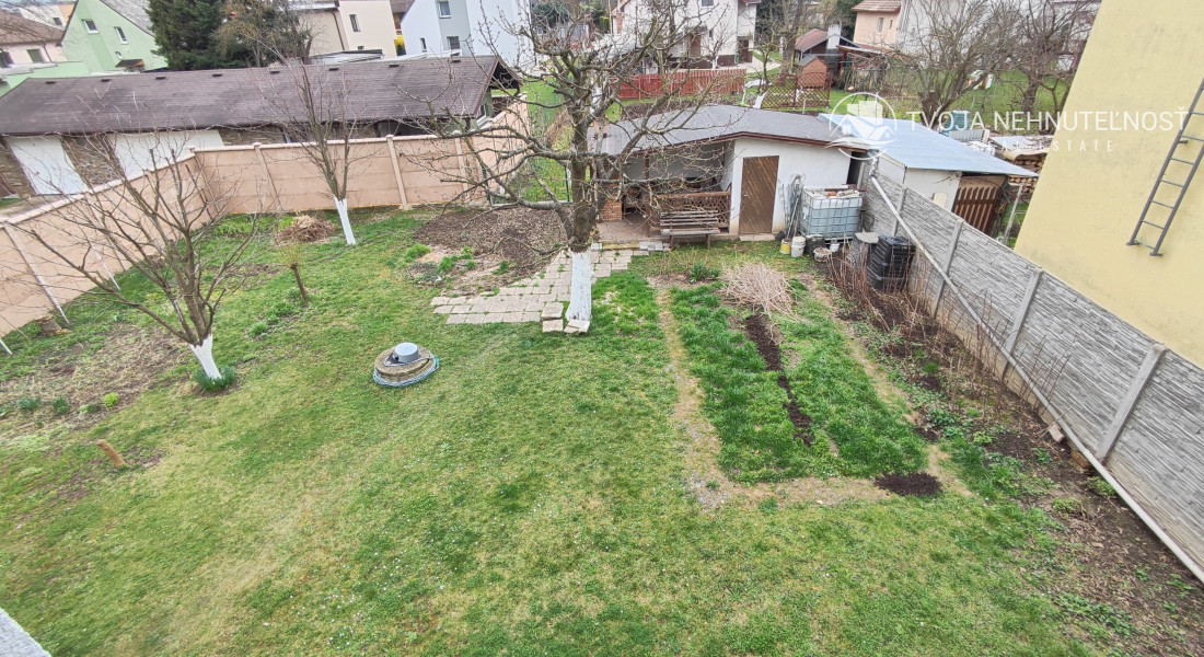 Perspektívny 5 izbový rodinný dom s garážou a prístreškom pre auto, Ľubotice, rovinatý pozemok 600 m2, podpivničený