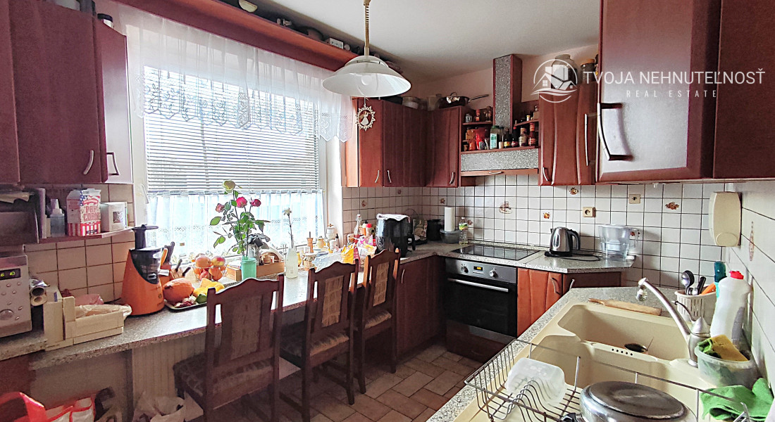 Perspektívny 5 izbový rodinný dom s garážou a prístreškom pre auto, Ľubotice, rovinatý pozemok 600 m2, podpivničený