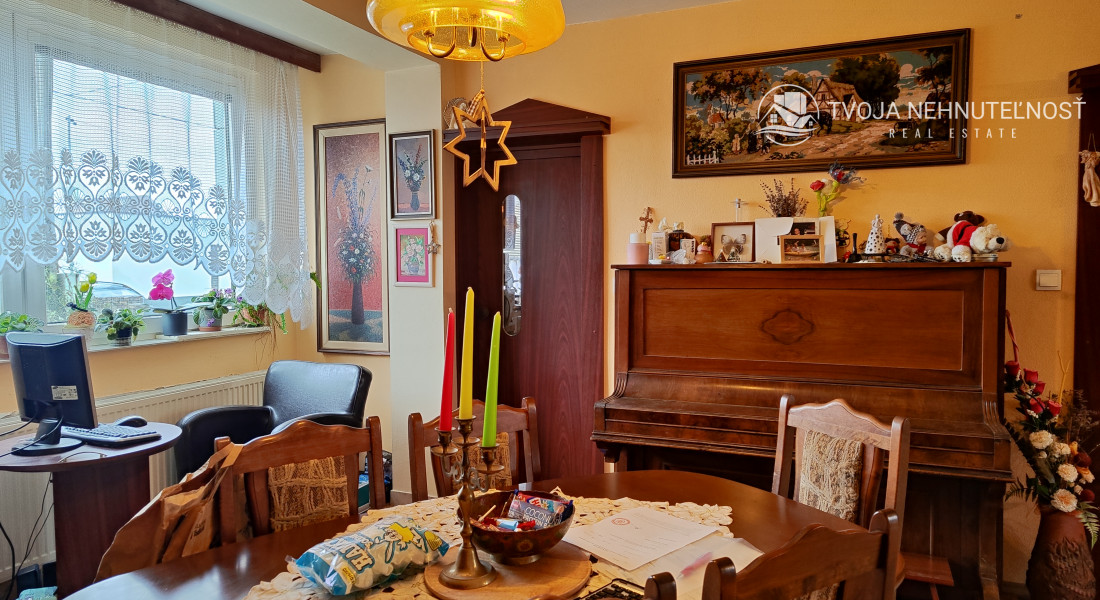 Perspektívny 5 izbový rodinný dom s garážou a prístreškom pre auto, Ľubotice, rovinatý pozemok 600 m2, podpivničený