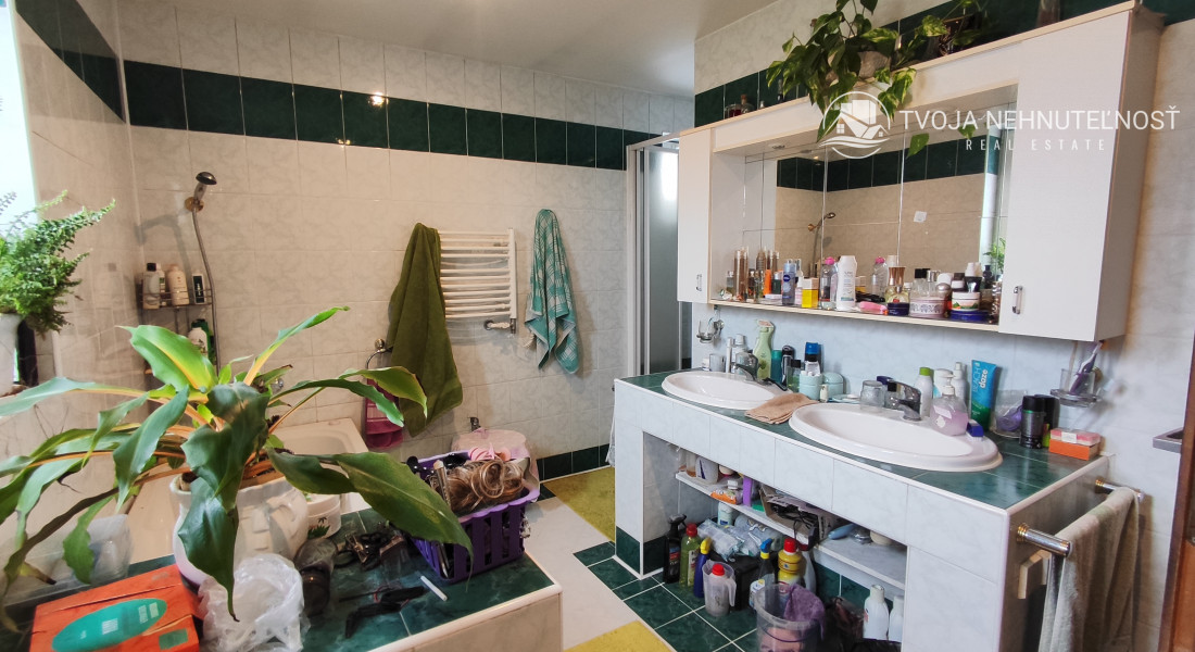 Perspektívny 5 izbový rodinný dom s garážou a prístreškom pre auto, Ľubotice, rovinatý pozemok 600 m2, podpivničený