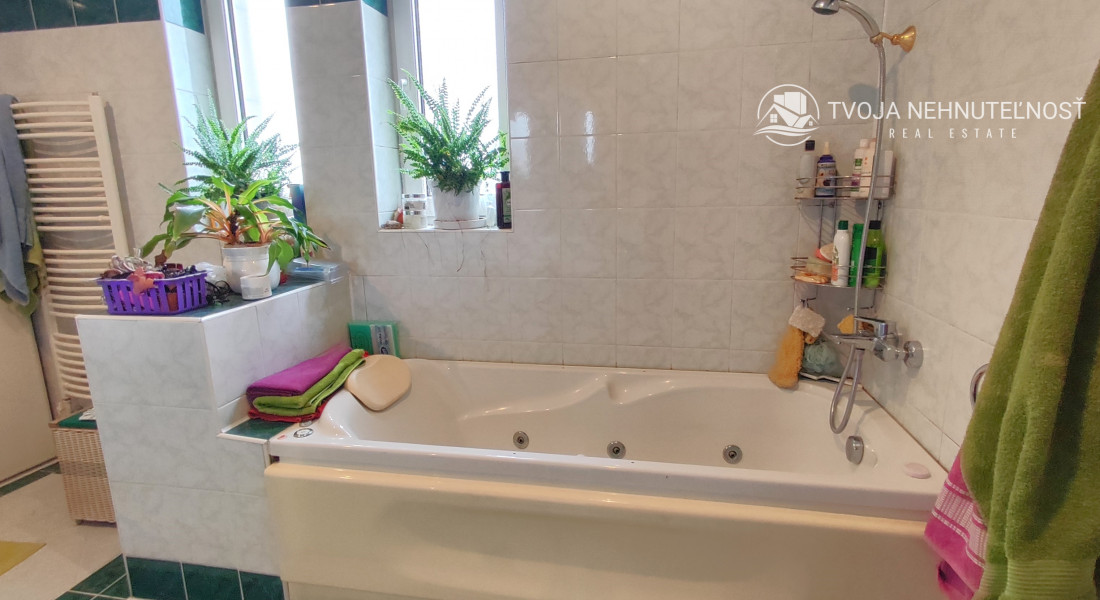 Perspektívny 5 izbový rodinný dom s garážou a prístreškom pre auto, Ľubotice, rovinatý pozemok 600 m2, podpivničený