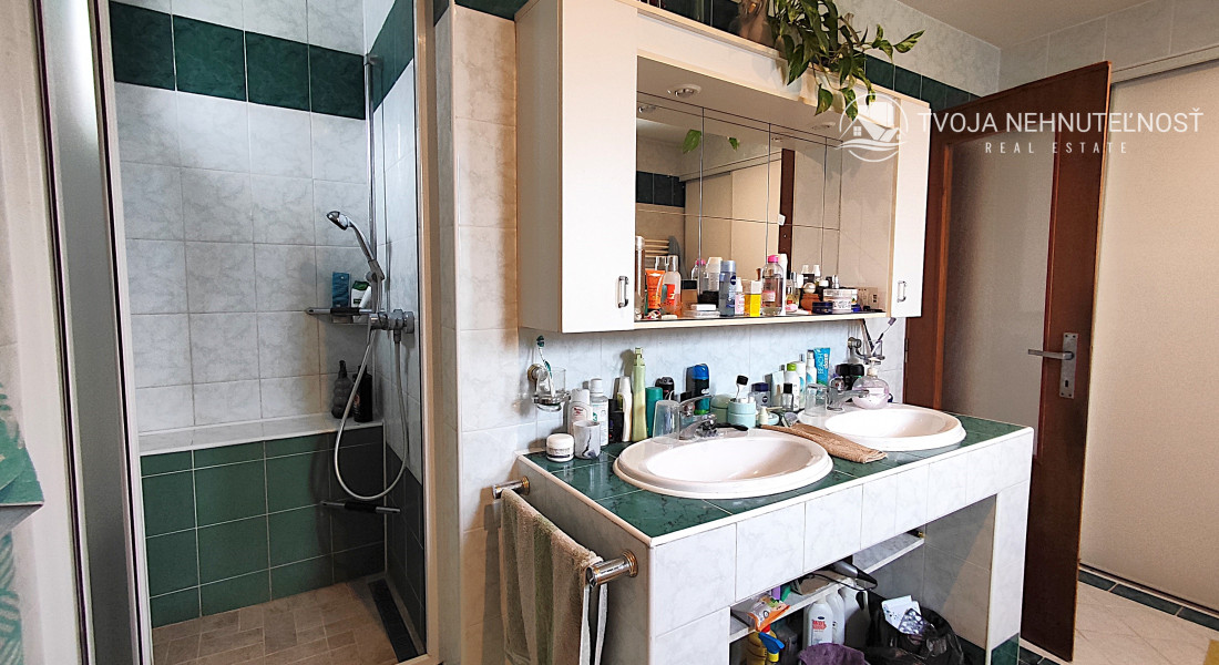 Perspektívny 5 izbový rodinný dom s garážou a prístreškom pre auto, Ľubotice, rovinatý pozemok 600 m2, podpivničený