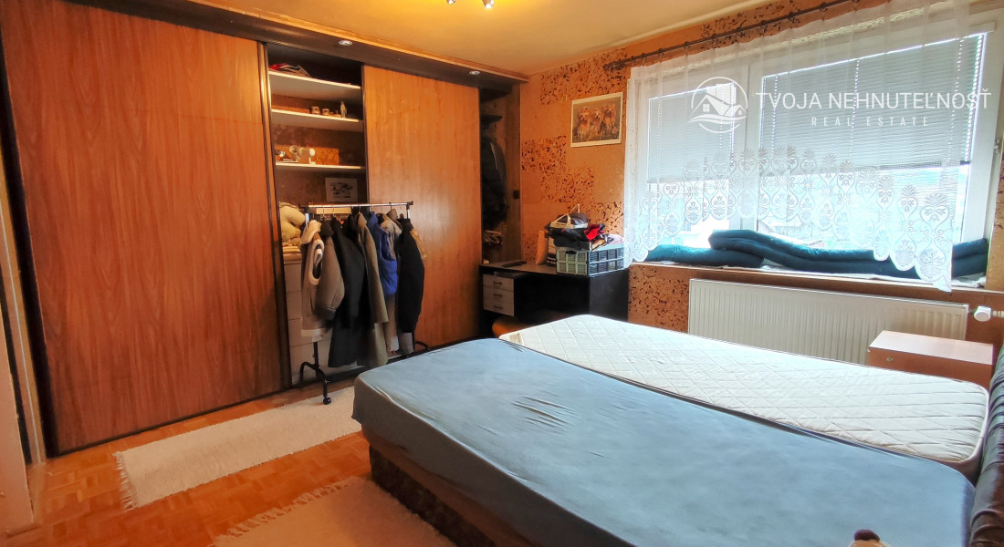 Perspektívny 5 izbový rodinný dom s garážou a prístreškom pre auto, Ľubotice, rovinatý pozemok 600 m2, podpivničený