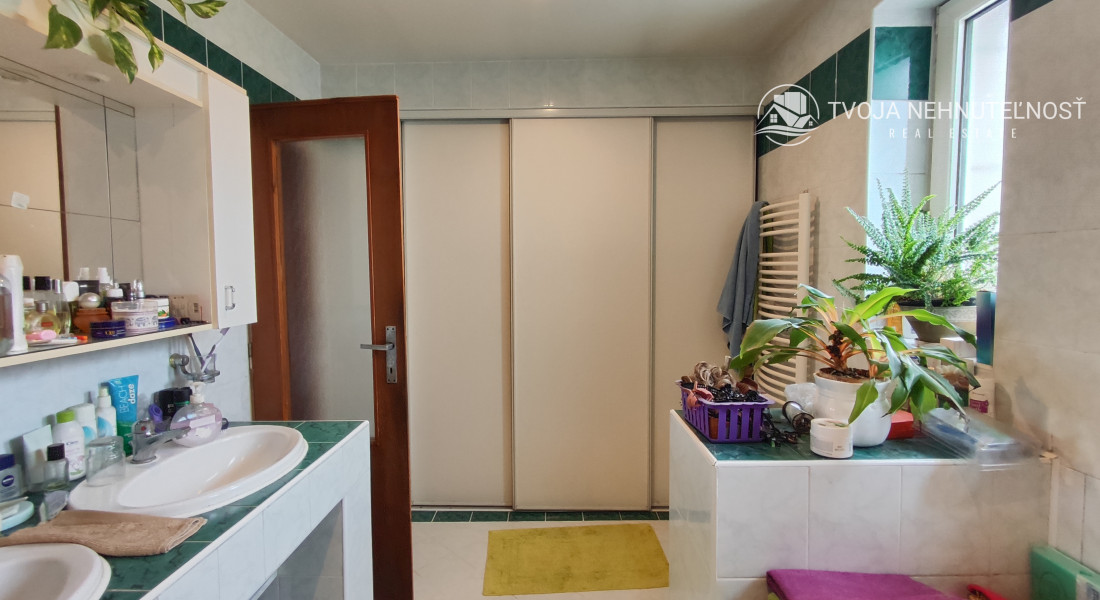 Perspektívny 5 izbový rodinný dom s garážou a prístreškom pre auto, Ľubotice, rovinatý pozemok 600 m2, podpivničený