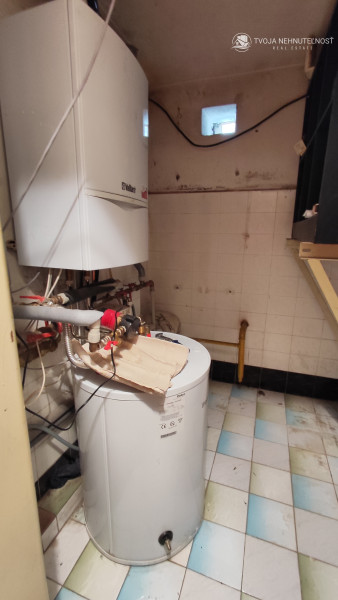 Perspektívny 5 izbový rodinný dom s garážou a prístreškom pre auto, Ľubotice, rovinatý pozemok 600 m2, podpivničený