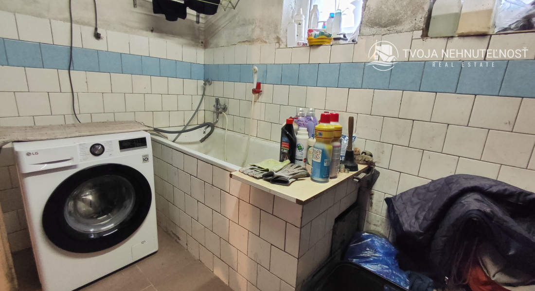 Perspektívny 5 izbový rodinný dom s garážou a prístreškom pre auto, Ľubotice, rovinatý pozemok 600 m2, podpivničený