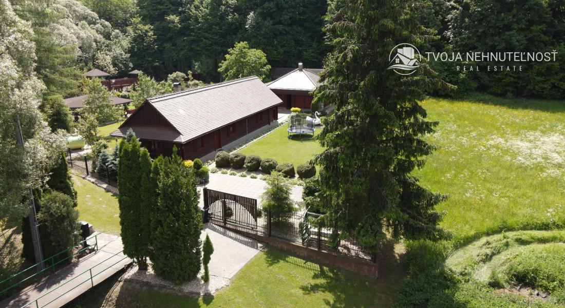 Dom s areálom na podnikanie, pozemok 2500 m2, dom - ubytovanie, jazierko, 2x altánok, biliardový dom, detské atrakcie