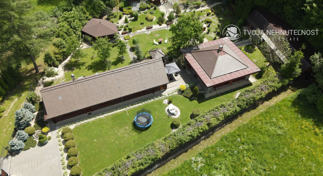 Dom s areálom na podnikanie, pozemok 2500 m2, dom - ubytovanie, jazierko, 2x altánok, biliardový dom, detské atrakcie