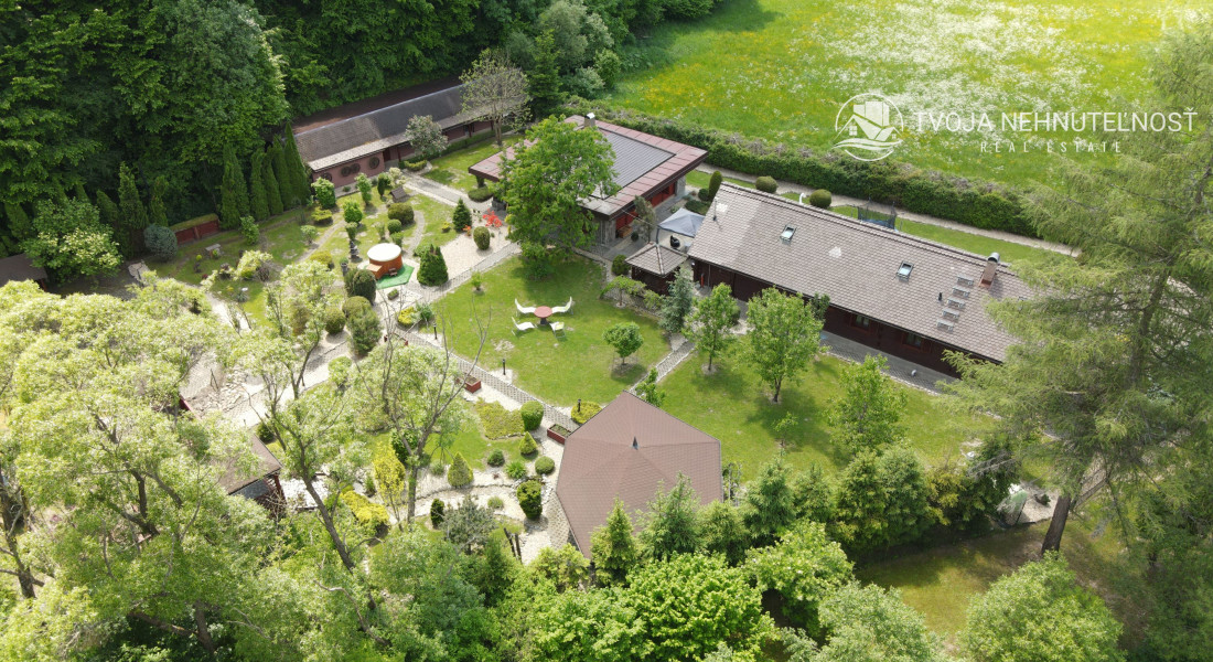 Dom s areálom na podnikanie, pozemok 2500 m2, dom - ubytovanie, jazierko, 2x altánok, biliardový dom, detské atrakcie