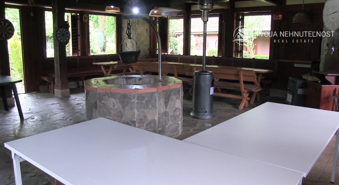 Dom s areálom na podnikanie, pozemok 2500 m2, dom - ubytovanie, jazierko, 2x altánok, biliardový dom, detské atrakcie