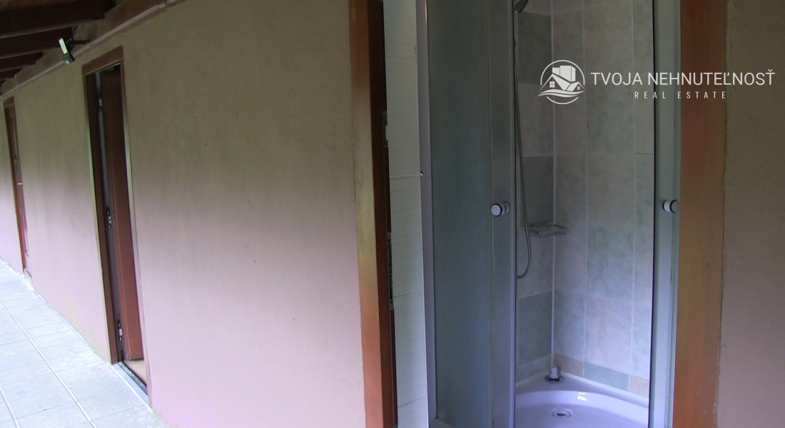 Dom s areálom na podnikanie, pozemok 2500 m2, dom - ubytovanie, jazierko, 2x altánok, biliardový dom, detské atrakcie