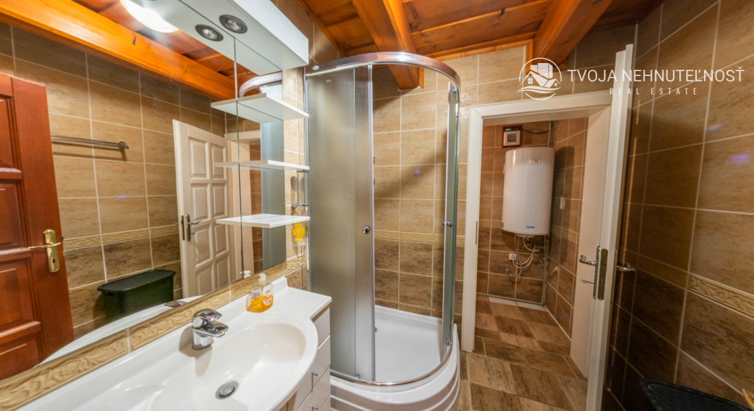 Dom s areálom na podnikanie, pozemok 2500 m2, dom - ubytovanie, jazierko, 2x altánok, biliardový dom, detské atrakcie