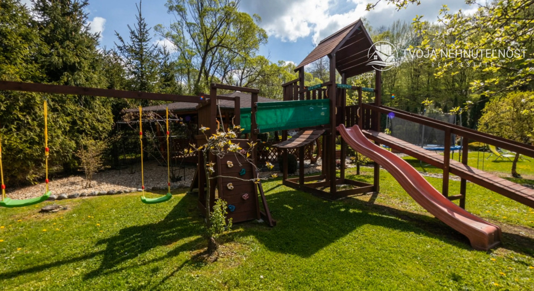 Dom s areálom na podnikanie, pozemok 2500 m2, dom - ubytovanie, jazierko, 2x altánok, biliardový dom, detské atrakcie