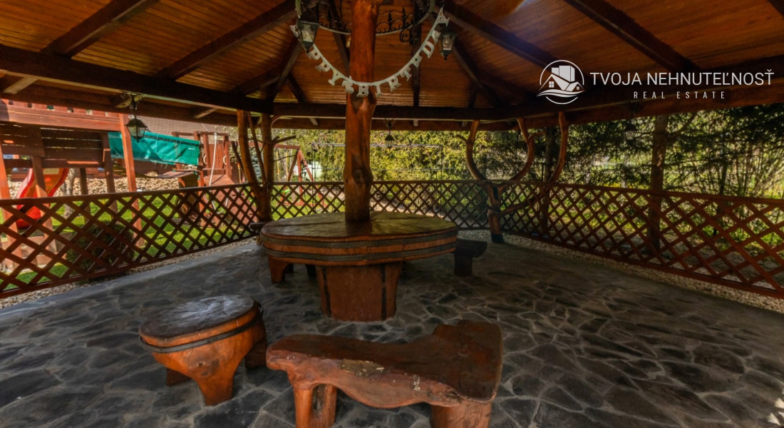 Dom s areálom na podnikanie, pozemok 2500 m2, dom - ubytovanie, jazierko, 2x altánok, biliardový dom, detské atrakcie