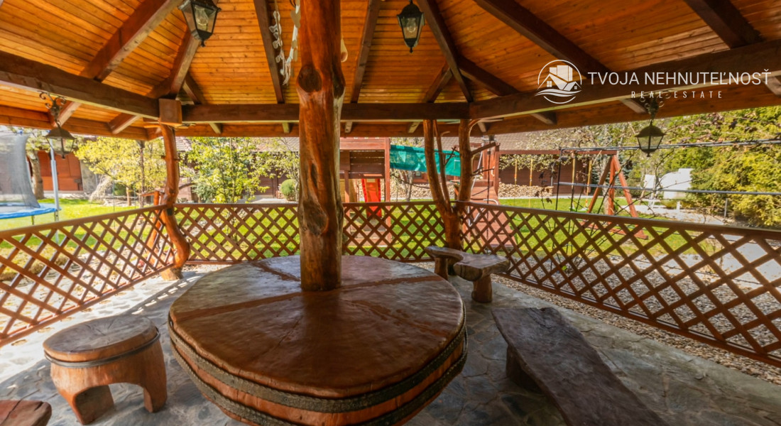 Dom s areálom na podnikanie, pozemok 2500 m2, dom - ubytovanie, jazierko, 2x altánok, biliardový dom, detské atrakcie