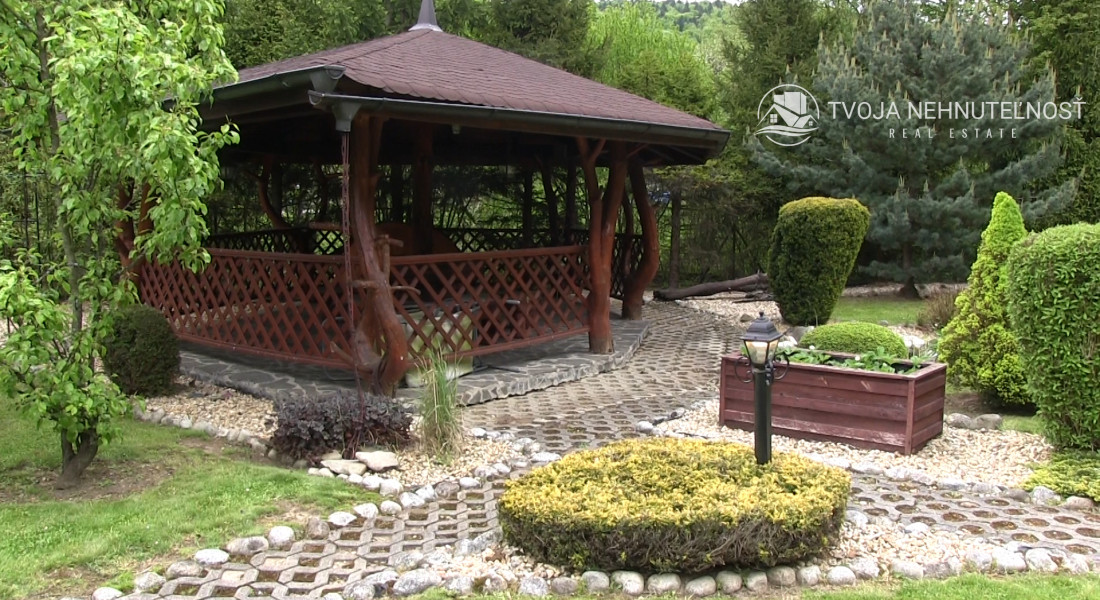 Dom s areálom na podnikanie, pozemok 2500 m2, dom - ubytovanie, jazierko, 2x altánok, biliardový dom, detské atrakcie