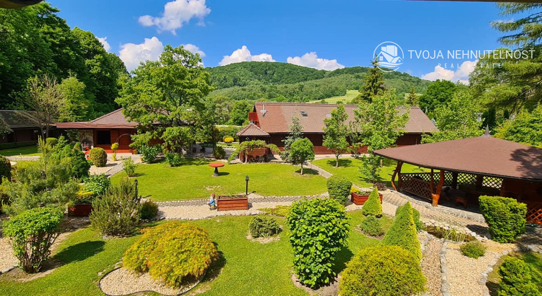 Dom s areálom na podnikanie, pozemok 2500 m2, dom - ubytovanie, jazierko, 2x altánok, biliardový dom, detské atrakcie