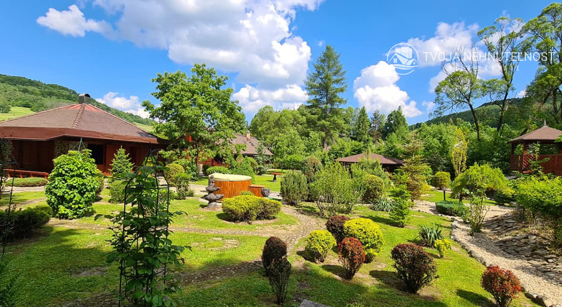 Dom s areálom na podnikanie, pozemok 2500 m2, dom - ubytovanie, jazierko, 2x altánok, biliardový dom, detské atrakcie