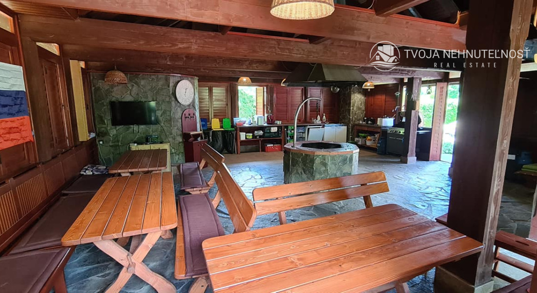Dom s areálom na podnikanie, pozemok 2500 m2, dom - ubytovanie, jazierko, 2x altánok, biliardový dom, detské atrakcie
